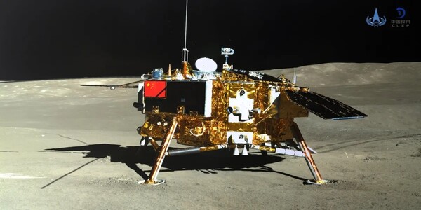 세계 최초로 달 후면에 착륙한 중국의 무인 달 착륙선 '창어-4' 를 촬영한 모습. (중국 국가우주국)