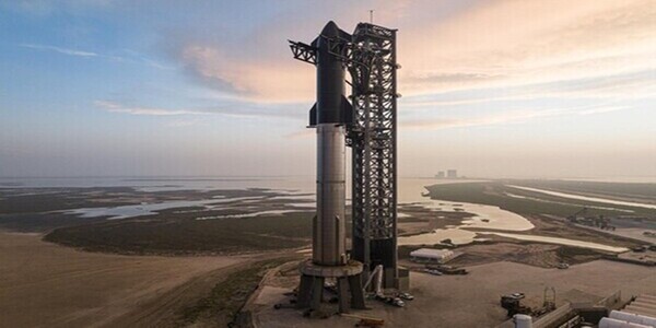 미국 텍사스 보카치카 발사장에 기립해 있는 스타십 우주선. / 스페이스X