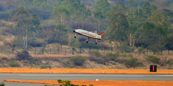 인도의 재사용 우주비행기 시험 비행체 RLV-LEX-02가 활주로에 착륙하는 모습. / ISRO