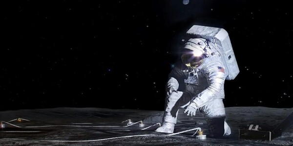 달 표면에 계측기를 배치하는 아르테미스 우주비행사. (NASA)